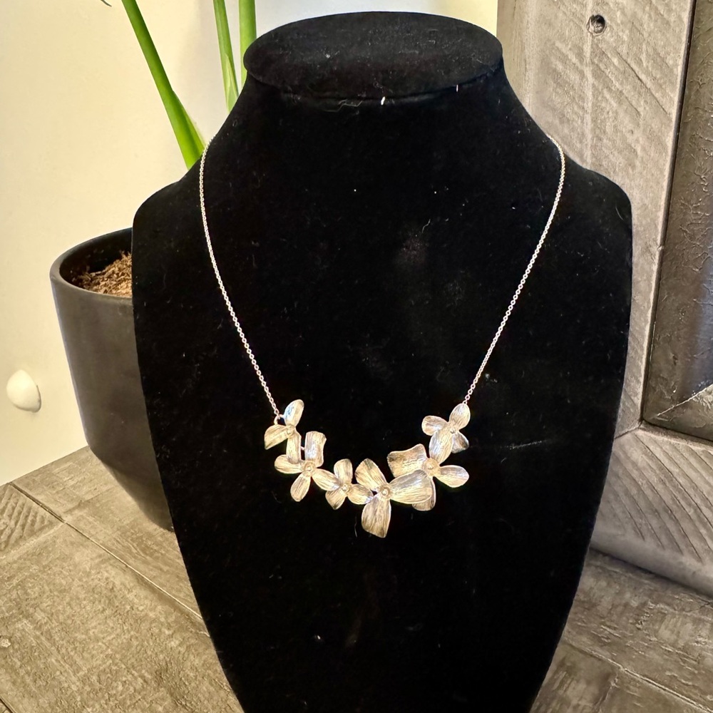 Elegant Silver Floral Necklace